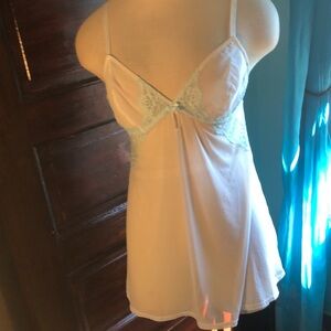 Gilligan&O’Malley camisole/white with blue floral lace inserts/ sheer/size large